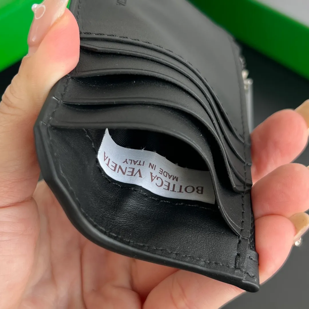 BV’s new 805827 vertical zipper card holder 🎈 The classic small woven work that I miss 0.7 is back. It’s really very design-friendly. The calfskin texture is high-end. It’s carefully designed with five card slots and a central compartment. You can also put cash in for daily use. You deserve to have such an thoughtful design. Size: 12*7*0.5 layers cm P540
